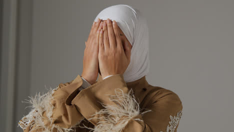 Kopf--Und-Schulterporträt-Einer-Muslimischen-Frau-Mit-Hijab,-Die-Zu-Hause-Betet-1